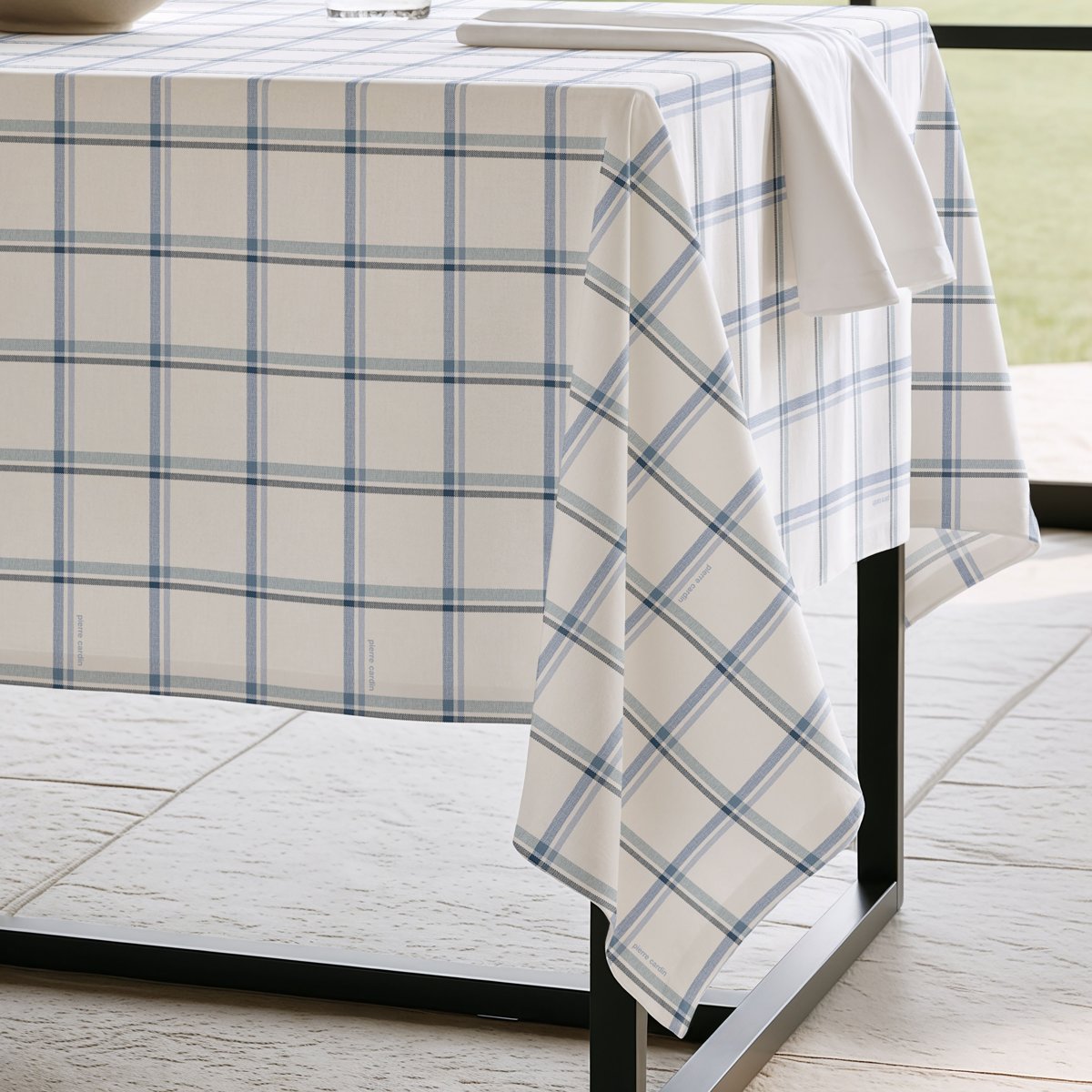 Mantel Antimanchas Adrianne Azul · Pierre Cardin