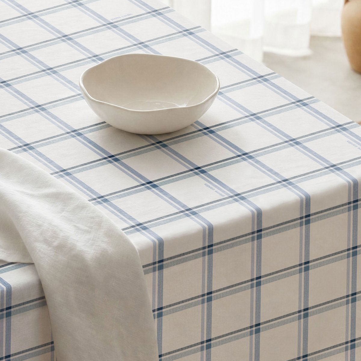 Mantel Antimanchas Adrianne Azul · Pierre Cardin