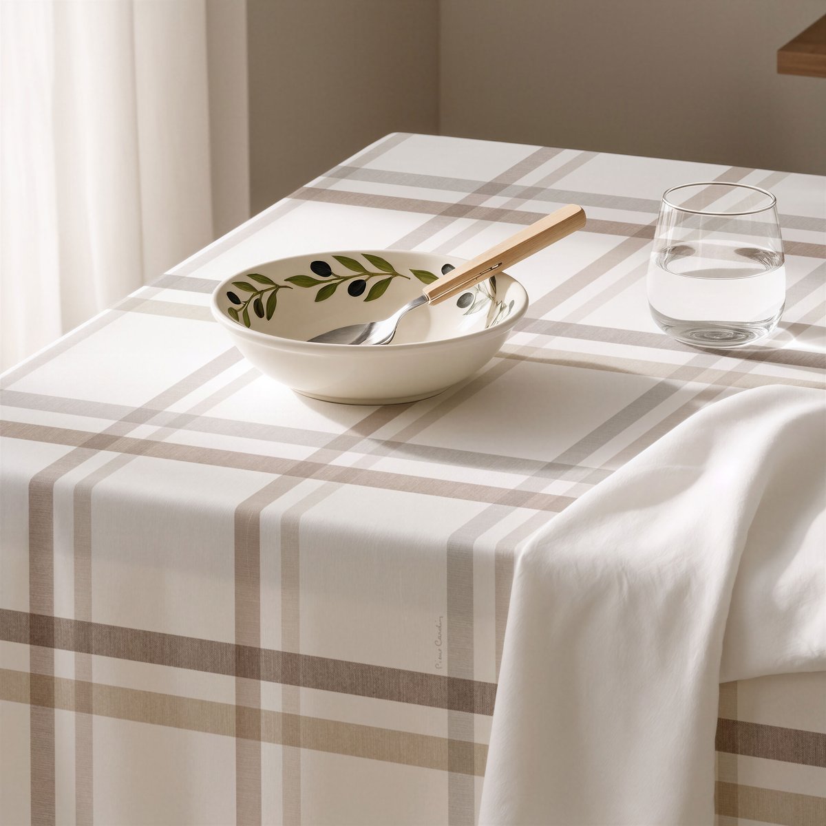 Mantel Antimanchas Brume Beige · Pierre Cardin