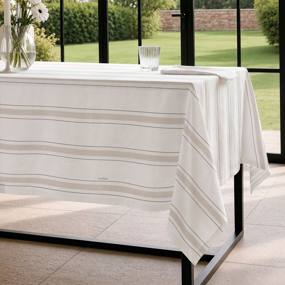Mantel Antimanchas Clemence Beige · Pierre Cardin