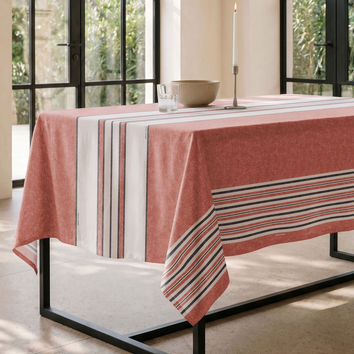Mantel Antimanchas Elan Rojo · Pierre Cardin