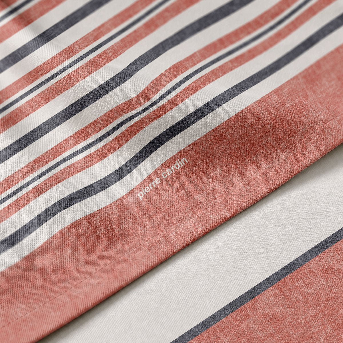 Mantel Antimanchas Elan Rojo · Pierre Cardin