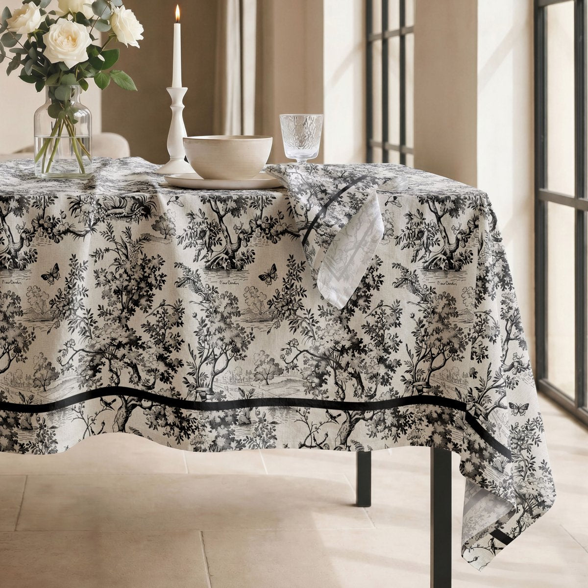 Mantel Antimanchas Etoile Negro · Pierre Cardin