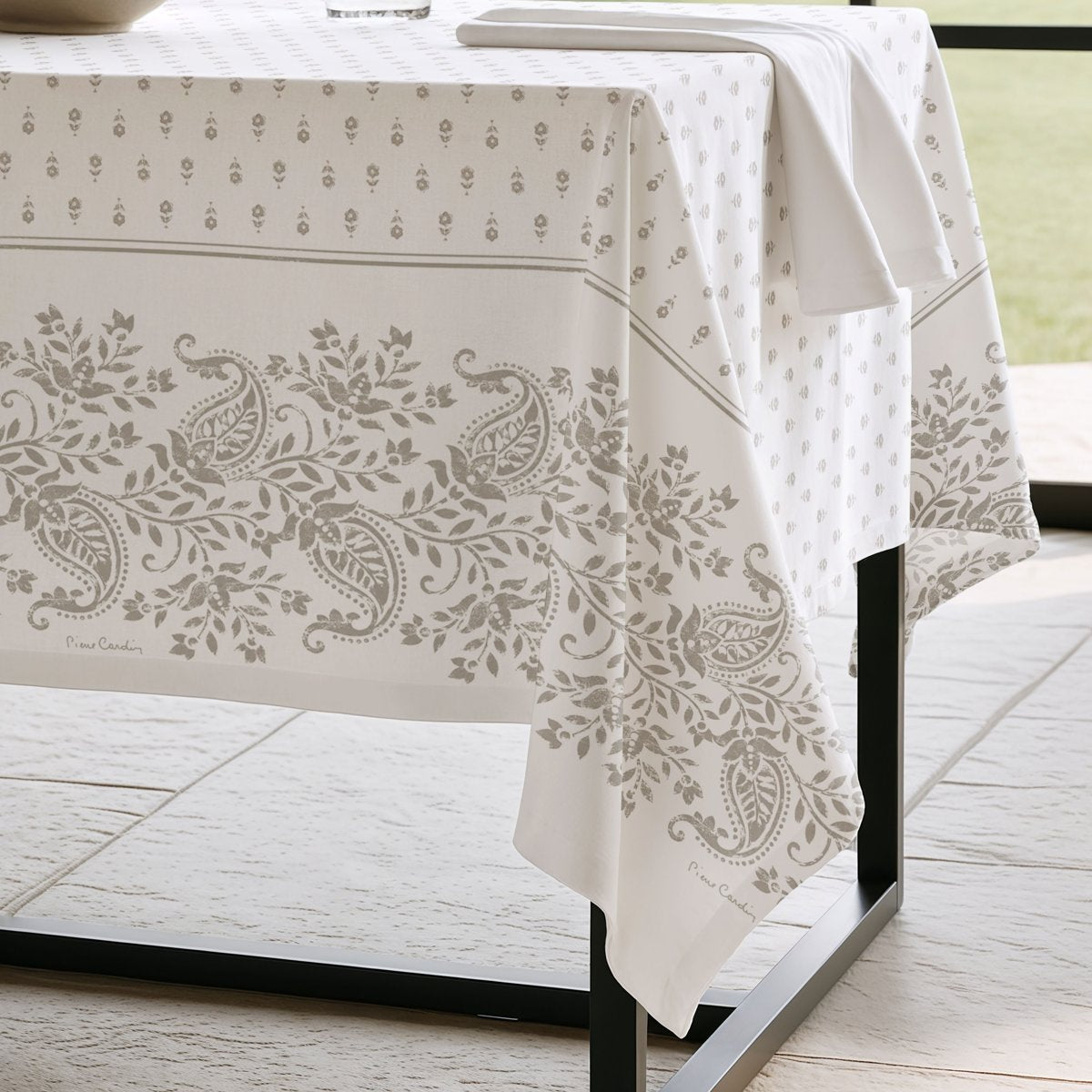 Mantel Antimanchas Florence Beige · Pierre Cardin