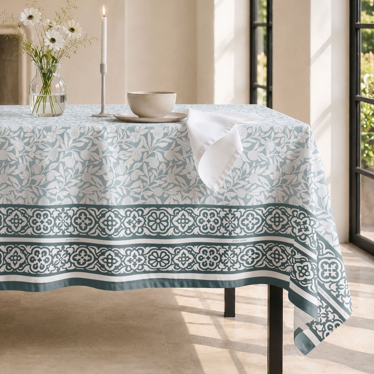 Mantel Antimanchas Lucienne Azul · Pierre Cardin