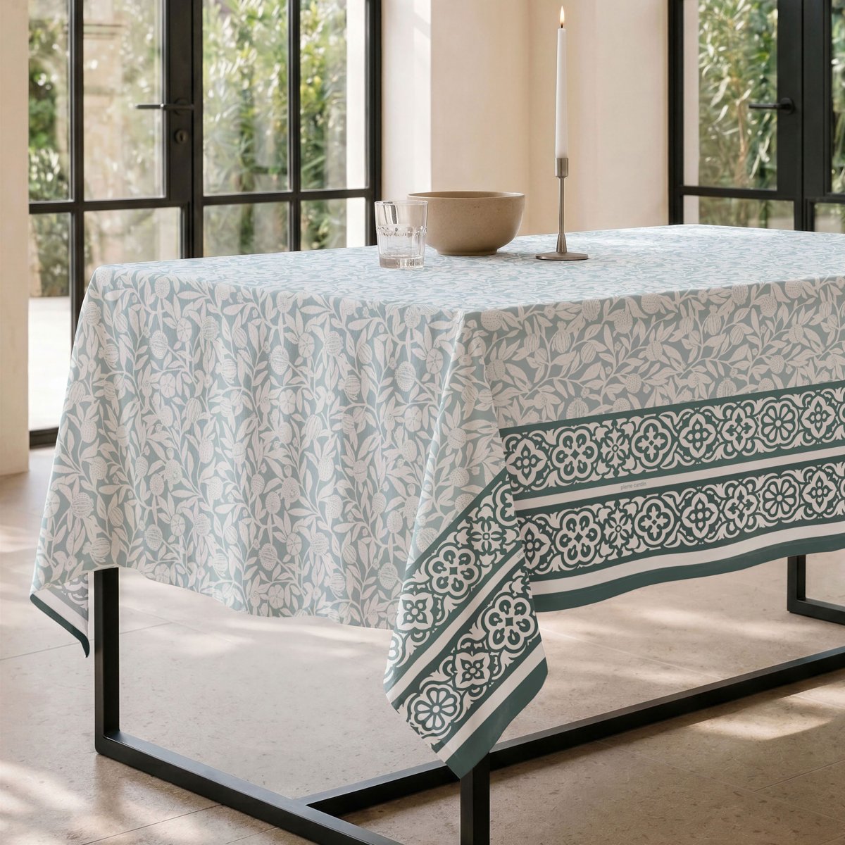 Mantel Antimanchas Lucienne Azul · Pierre Cardin
