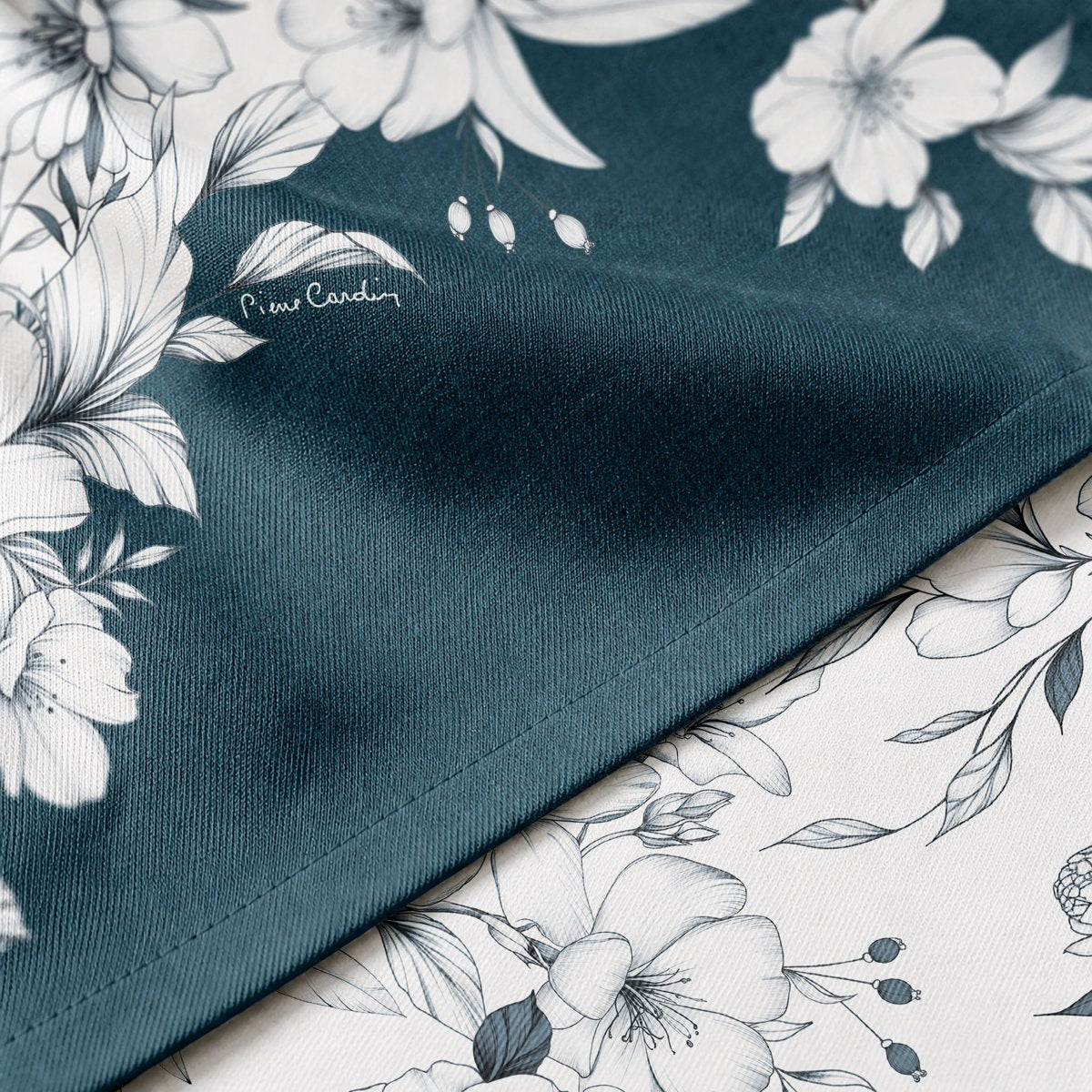 Mantel Antimanchas Mimosa Azul · Pierre Cardin