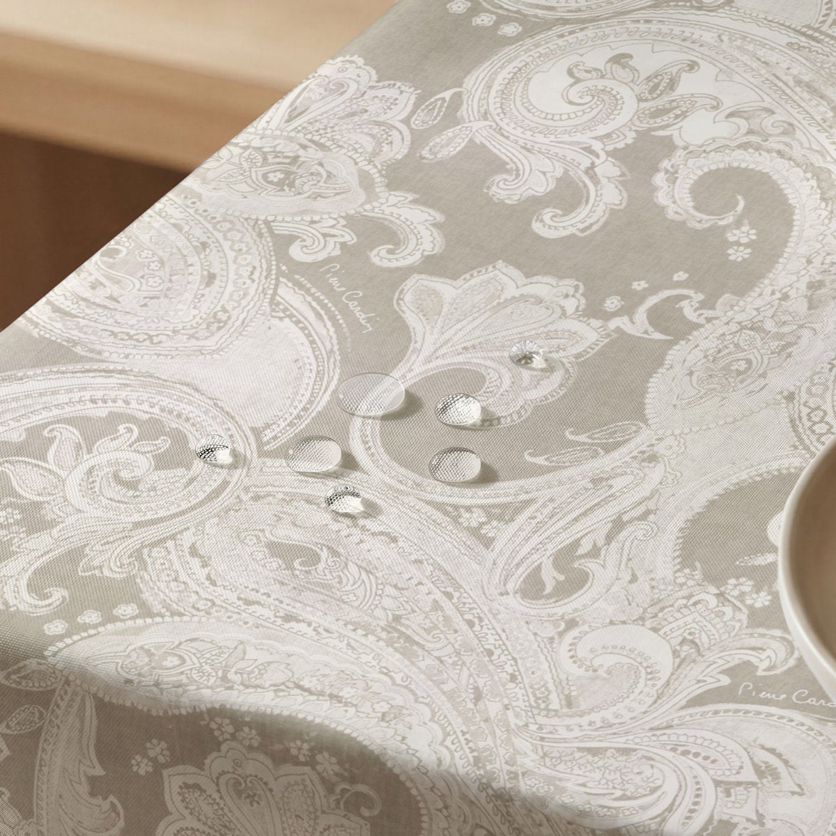Mantel Antimanchas Montmartre Beige · Pierre Cardin