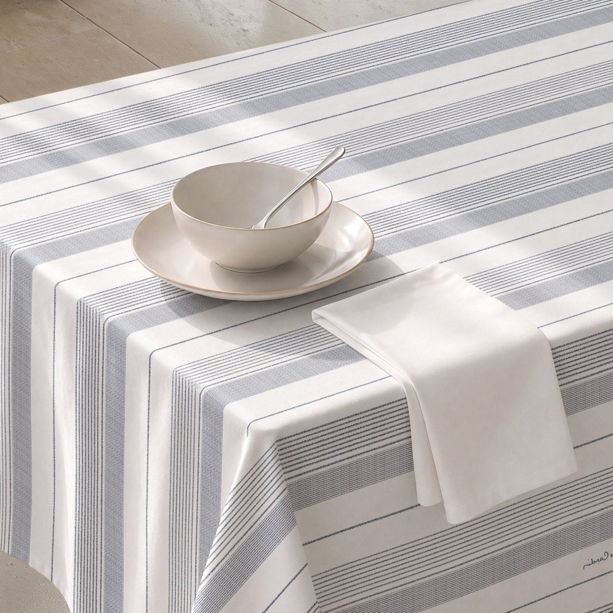 Mantel Antimanchas Noelle Azul · Pierre Cardin