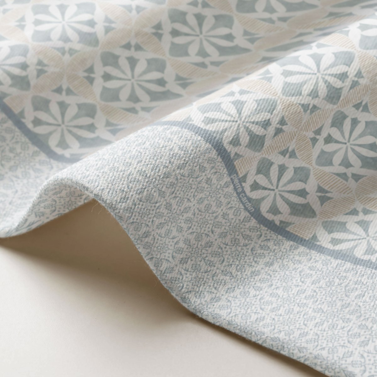 Mantel Antimanchas Royale Azul · Pierre Cardin