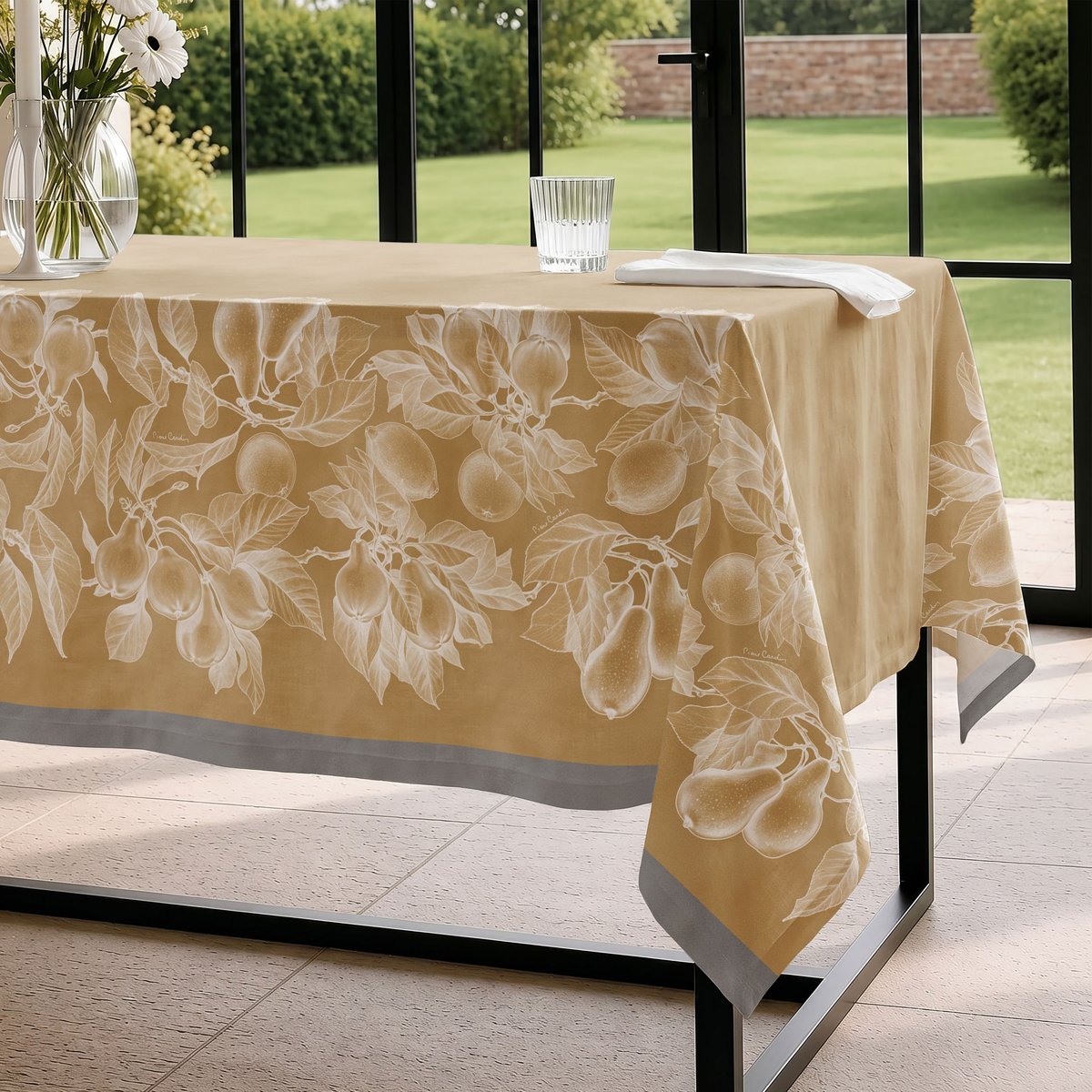 Mantel Antimanchas Versailles Ocre · Pierre Cardin