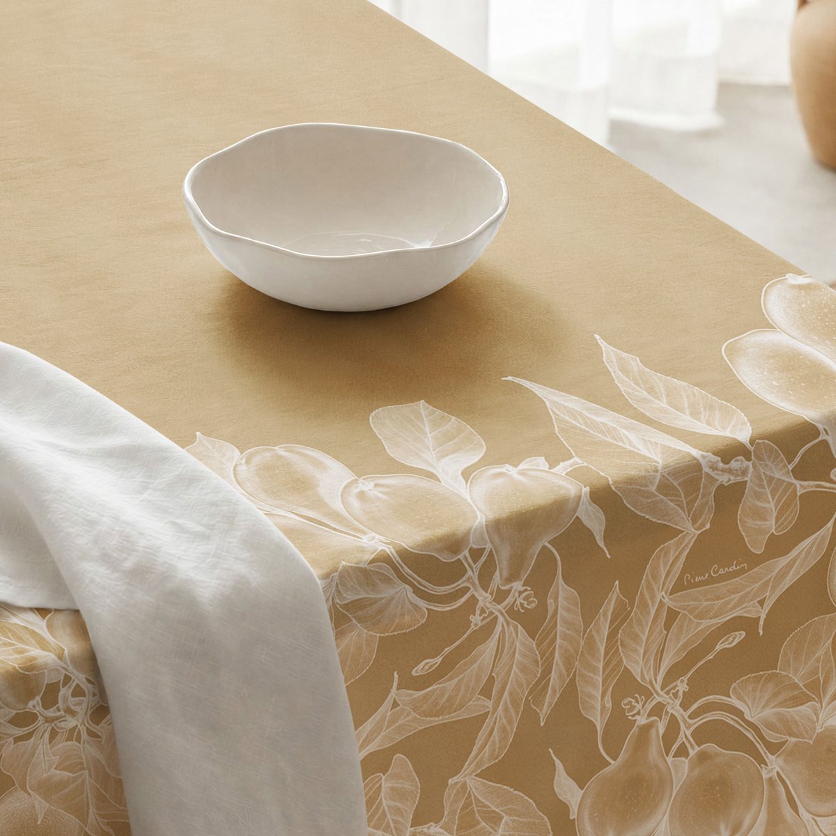 Mantel Antimanchas Versailles Ocre · Pierre Cardin