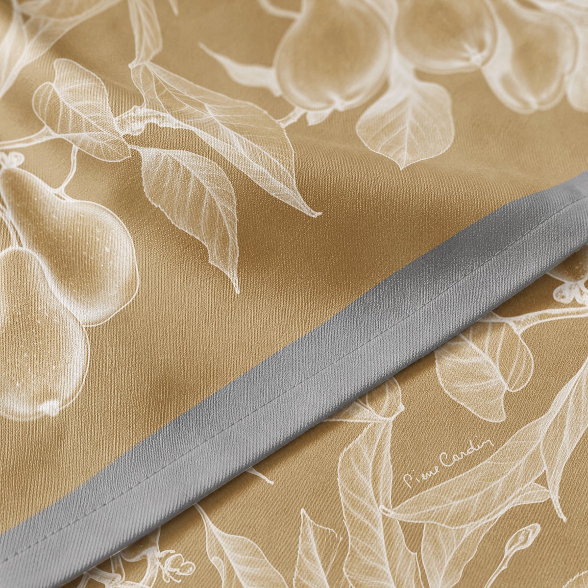 Mantel Antimanchas Versailles Ocre · Pierre Cardin