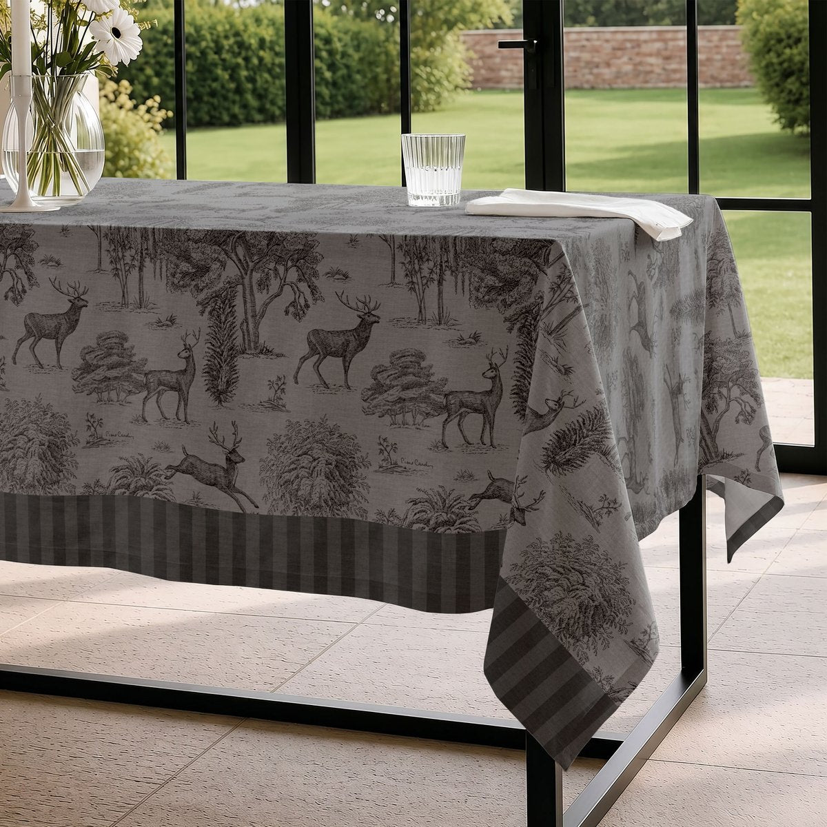 Mantel Antimanchas Vivienne Antracita · Pierre Cardin