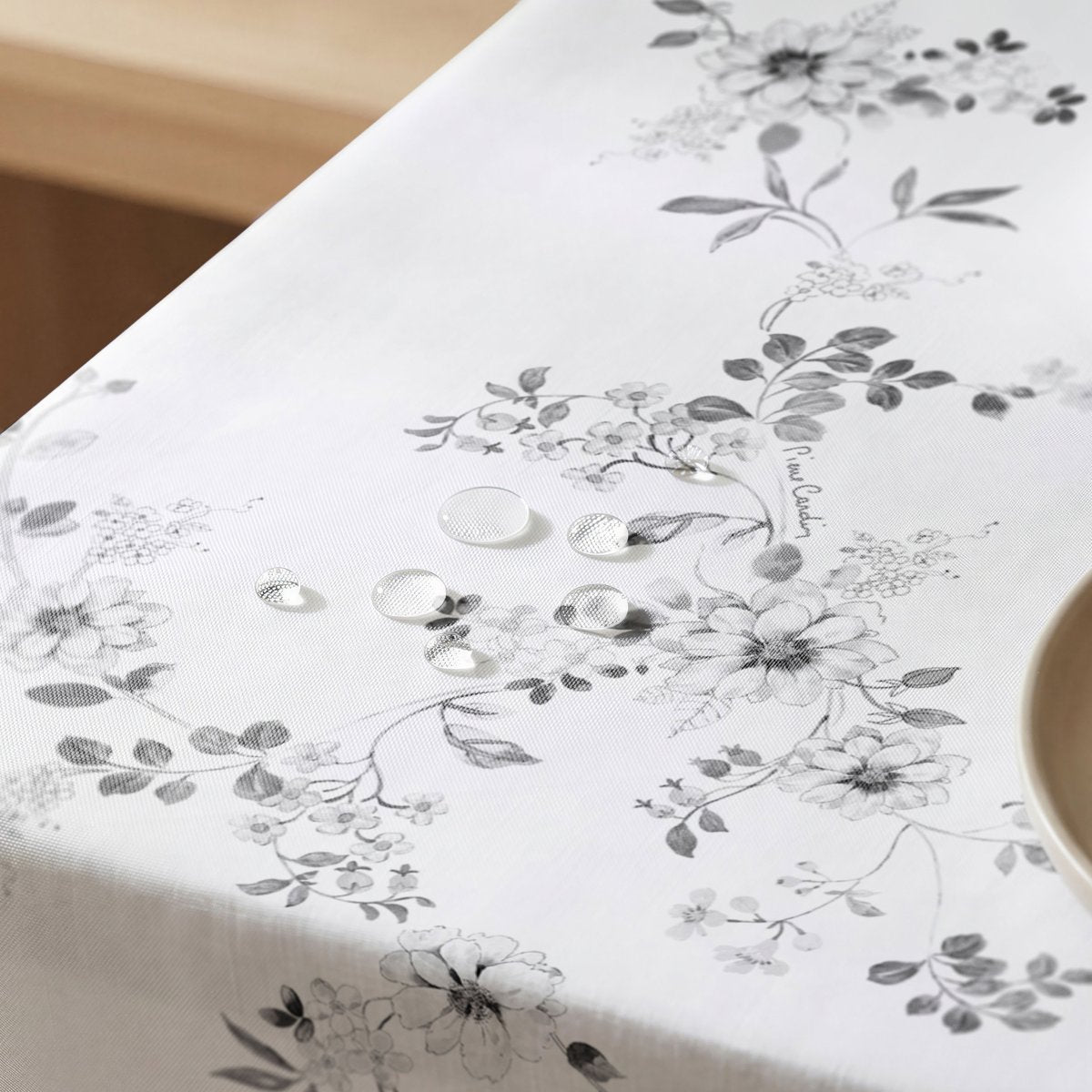 Mantel Antimanchas Beaumont White · Pierre Cardin