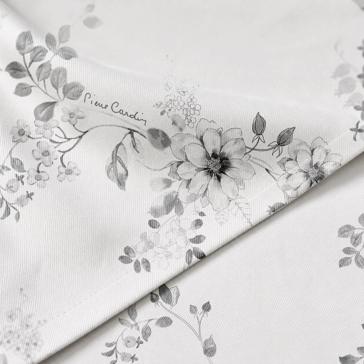Mantel Antimanchas Beaumont White · Pierre Cardin