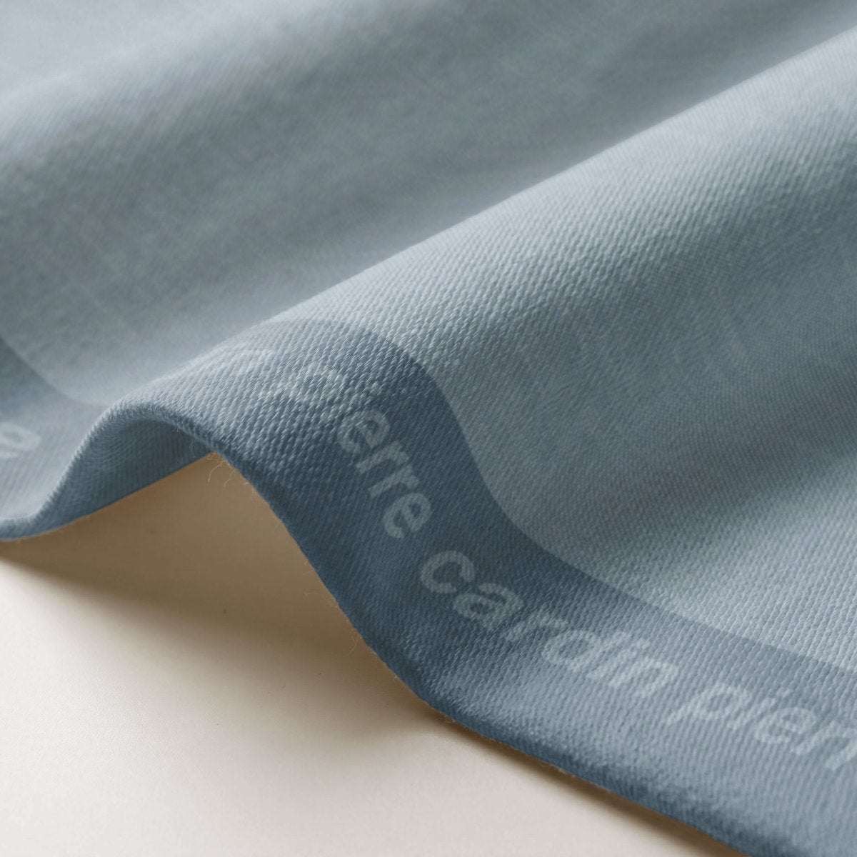 Mantel Antimanchas Essence Azul · Pierre Cardin