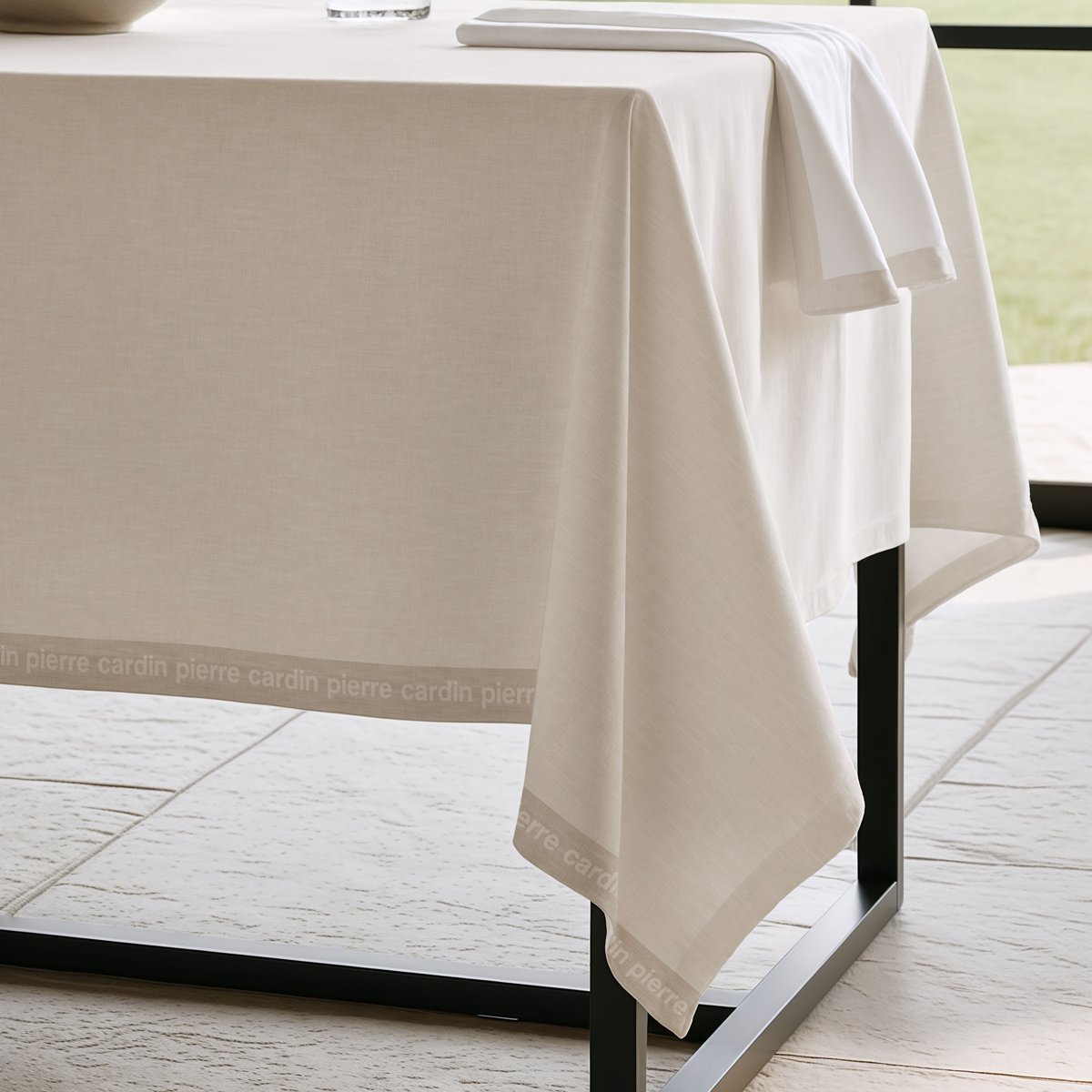 Mantel Antimanchas Essence Beige · Pierre Cardin