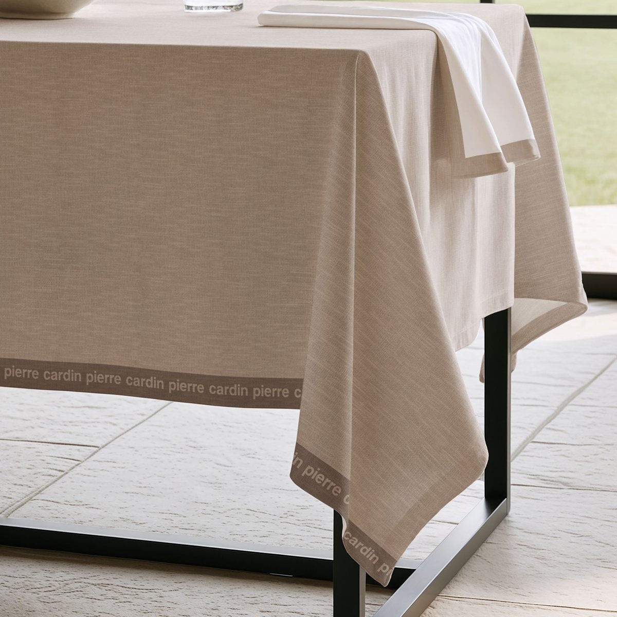 Mantel Antimanchas Essence Marron · Pierre Cardin