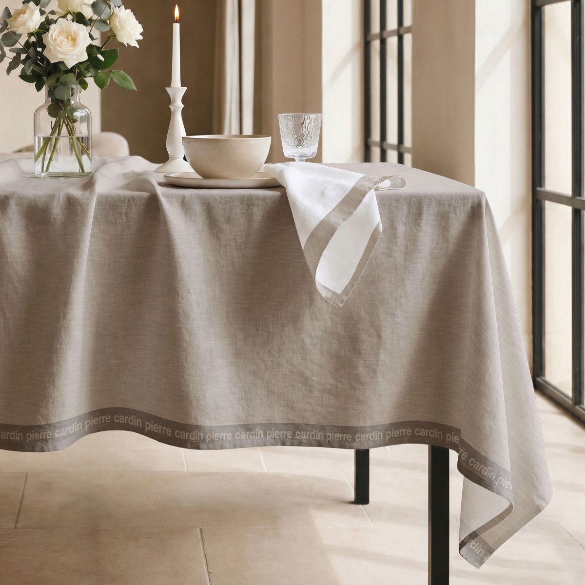 Mantel Antimanchas Essence Marron · Pierre Cardin