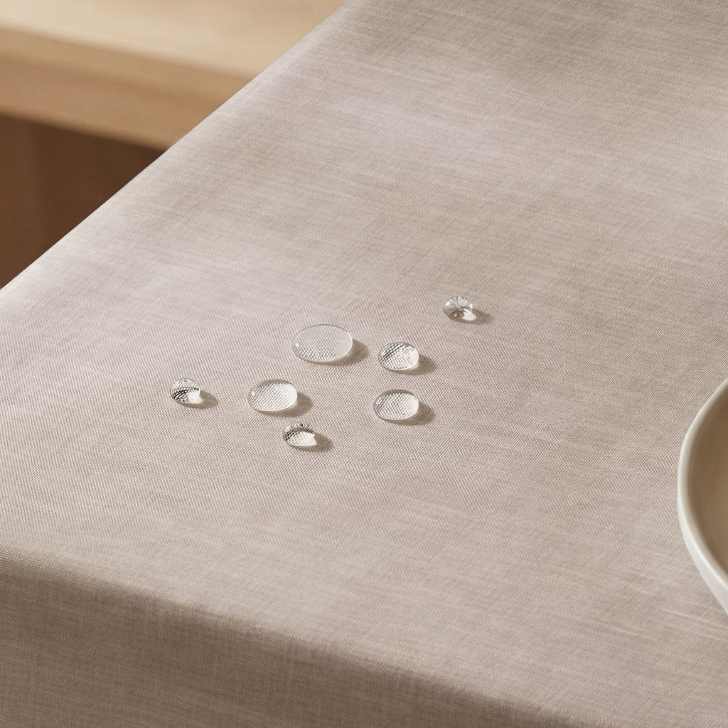 Mantel Antimanchas Essence Marron · Pierre Cardin