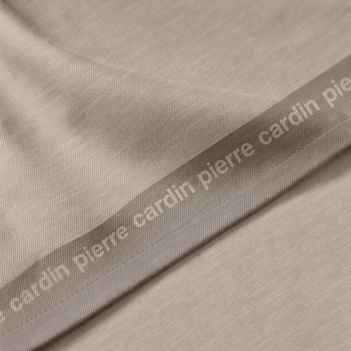 Mantel Antimanchas Essence Marron · Pierre Cardin