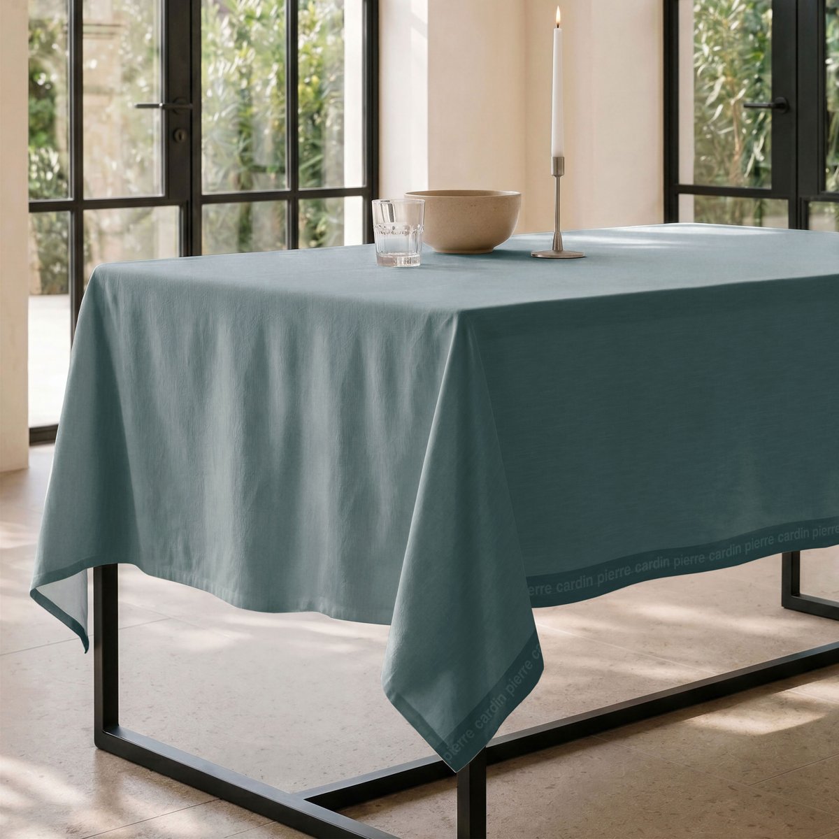 Mantel Antimanchas Essence Petroleo · Pierre Cardin