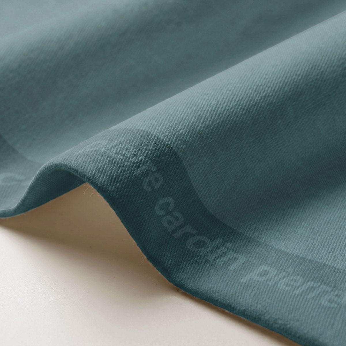 Mantel Antimanchas Essence Petroleo · Pierre Cardin
