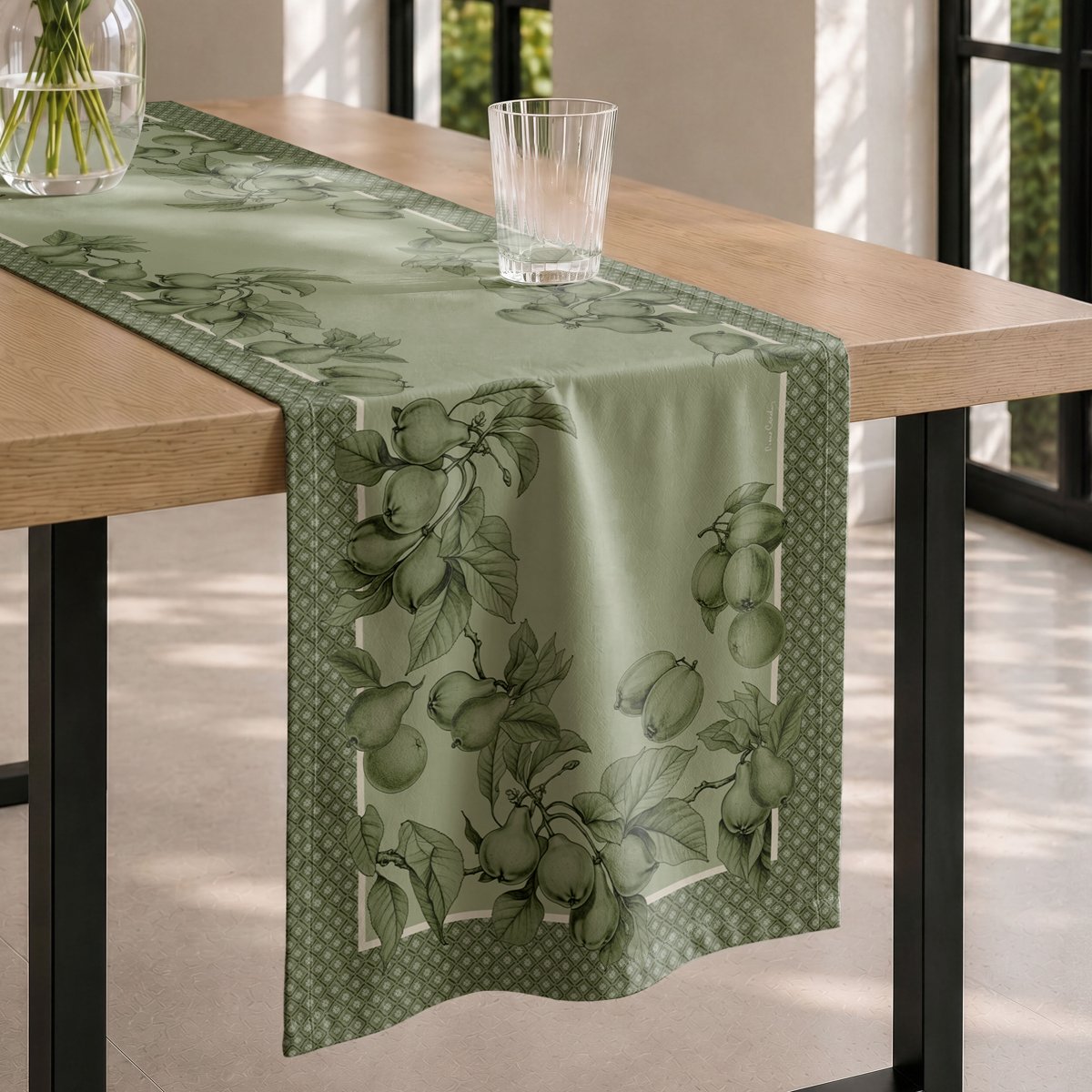 Camino de Mesa Antimanchas Claire Verde · Pierre Cardin