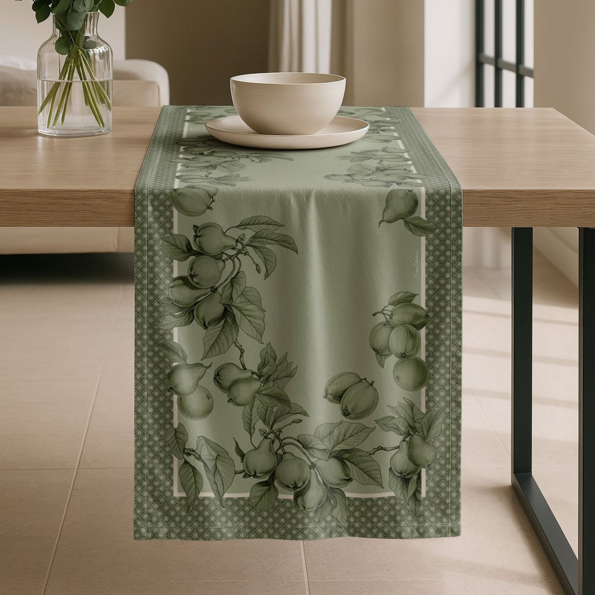 Camino de Mesa Antimanchas Claire Verde · Pierre Cardin