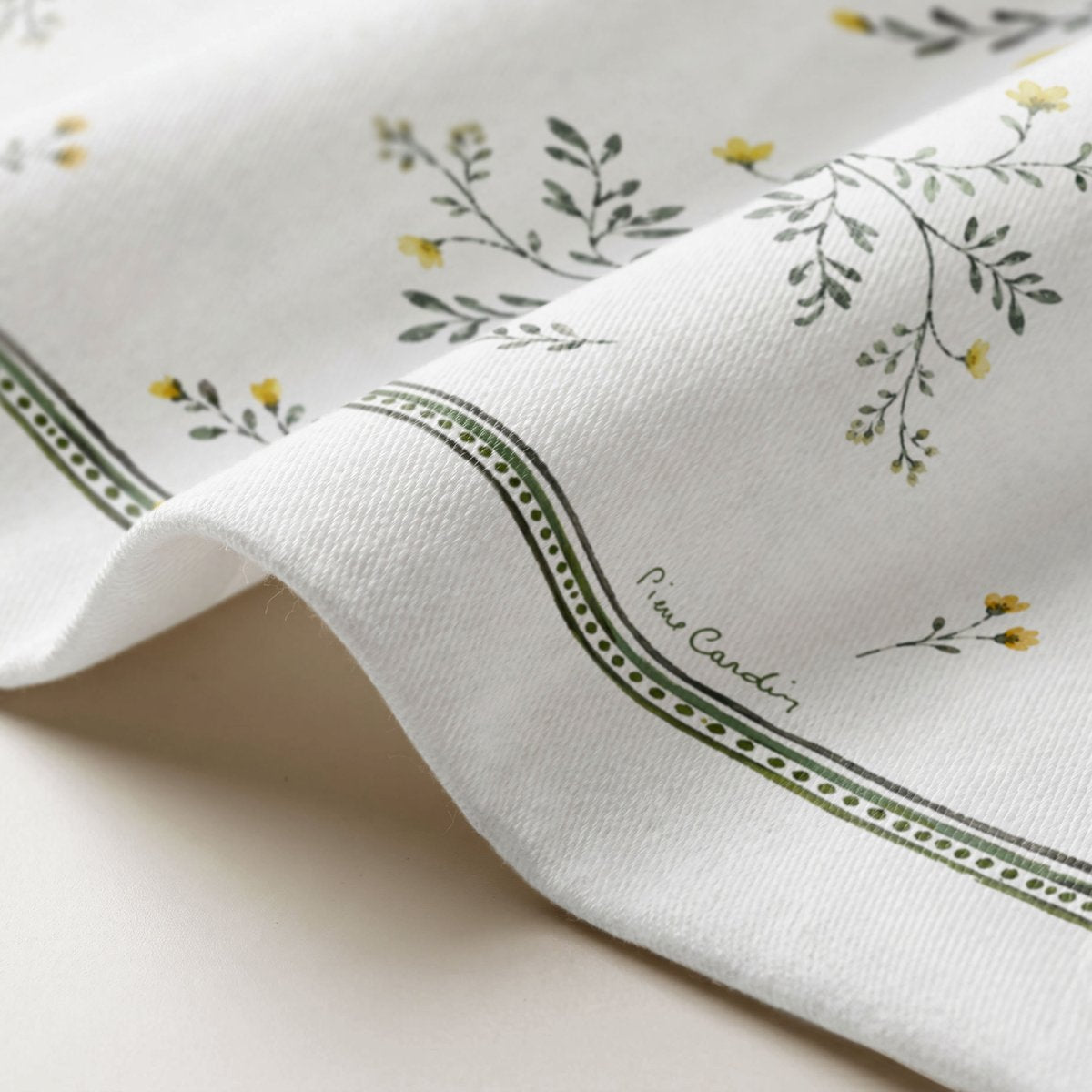 Camino de Mesa Antimanchas Jasmin Verde · Pierre Cardin