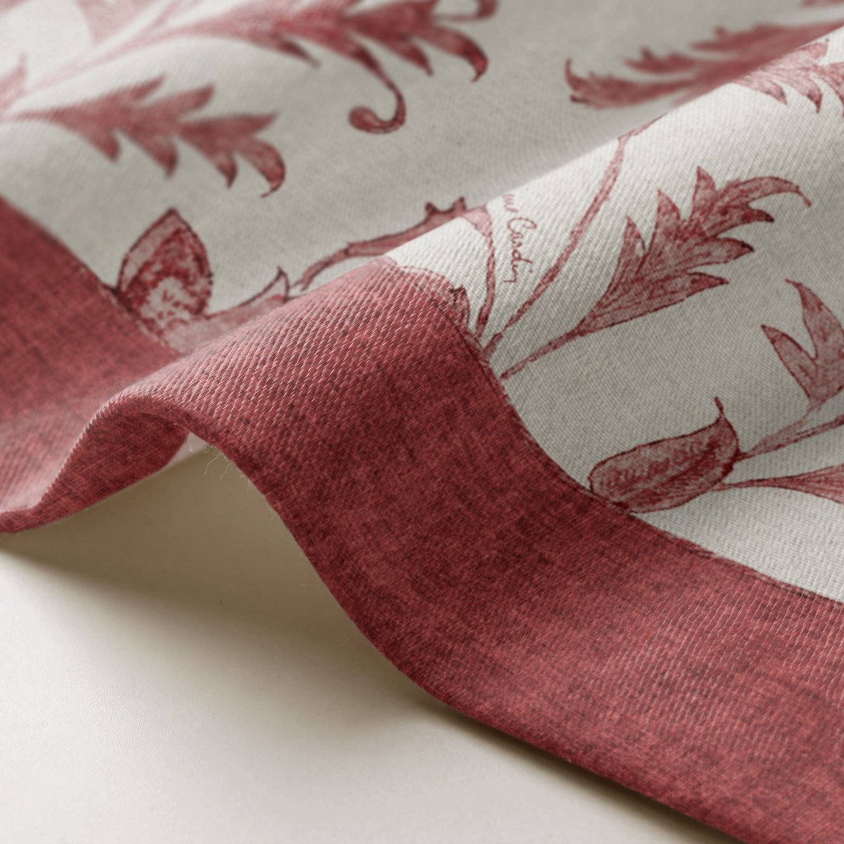 Camino de Mesa Antimanchas Rubis Rojo · Pierre Cardin
