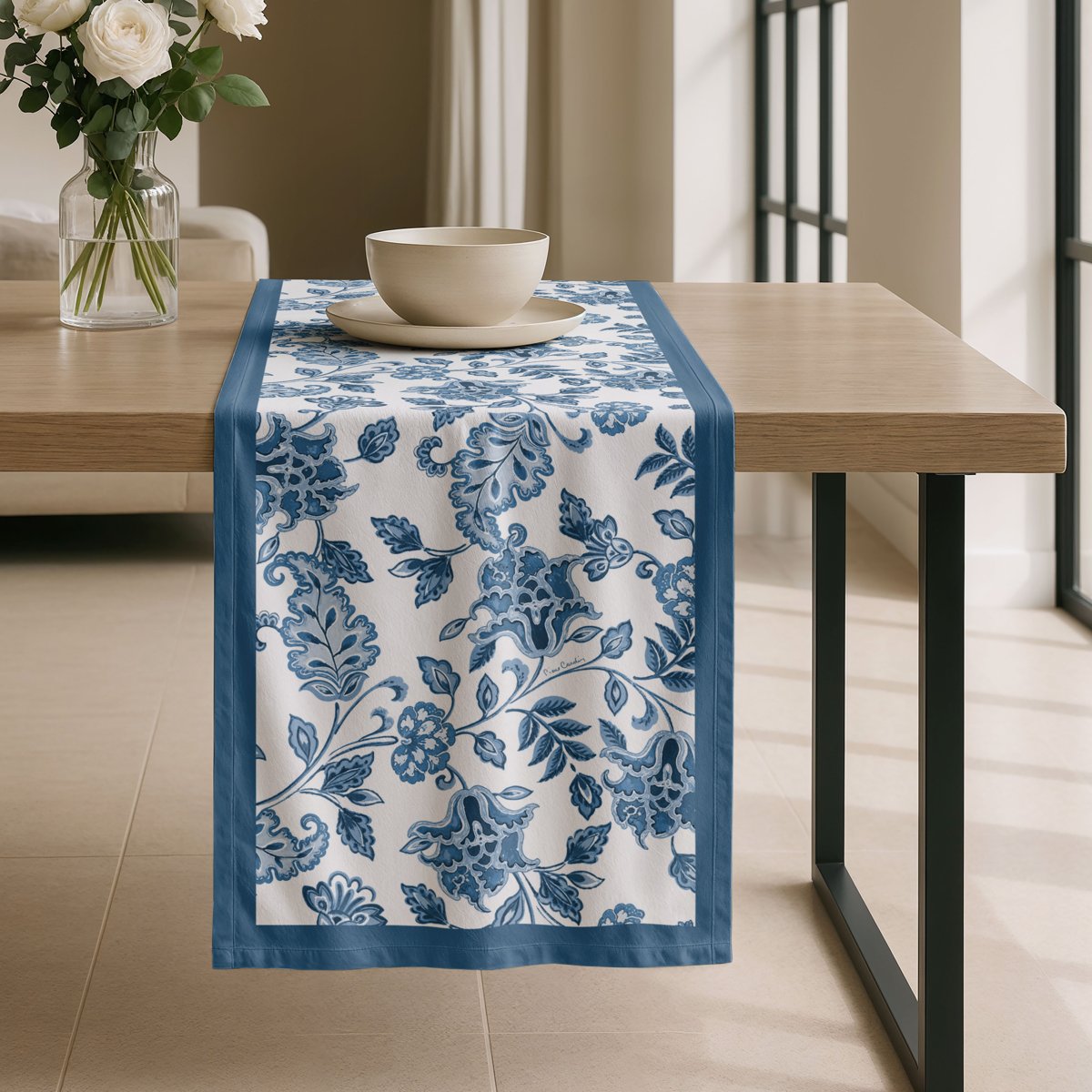 Camino de Mesa Antimanchas Saphir Azul · Pierre Cardin