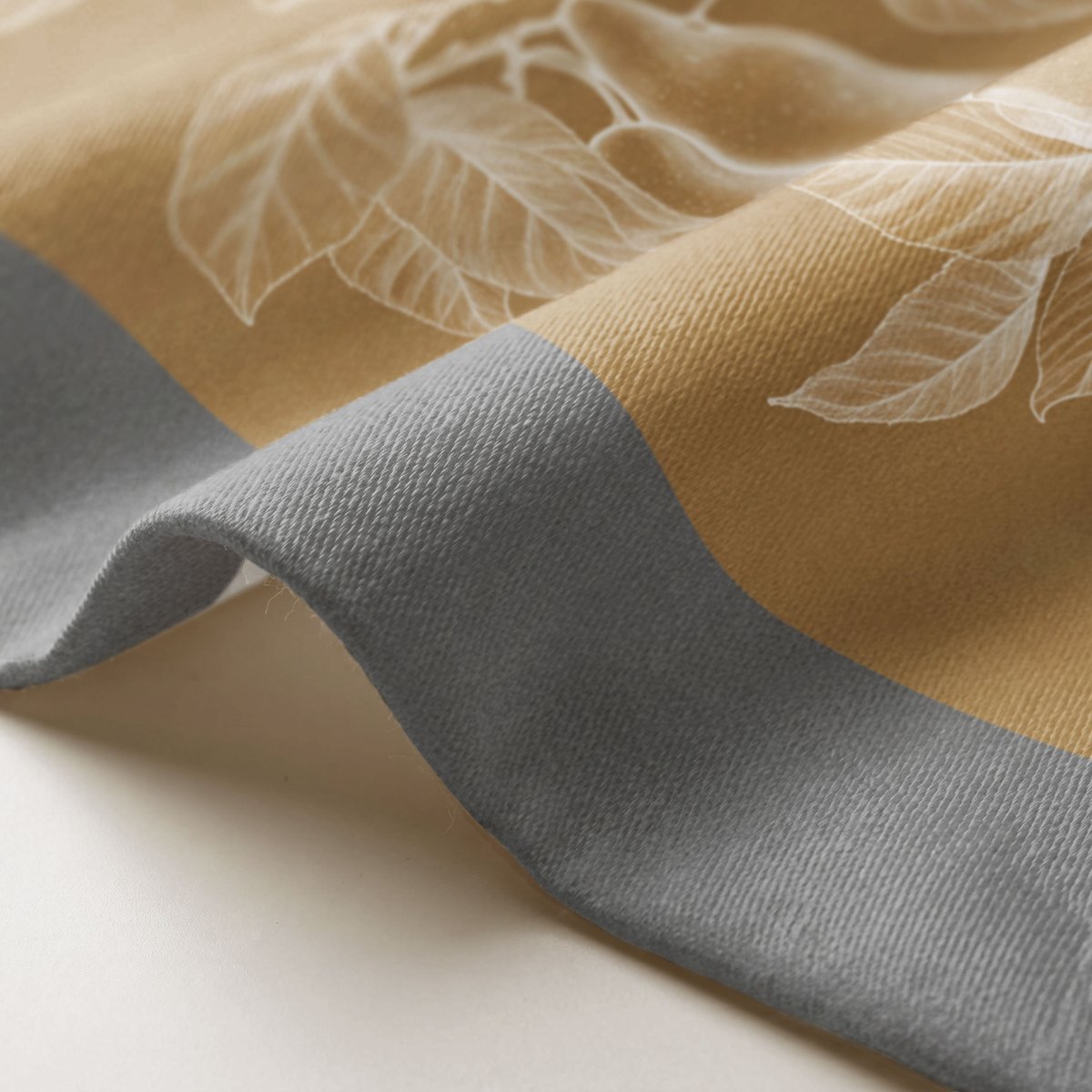 Camino de Mesa Antimanchas Versailles Ocre · Pierre Cardin